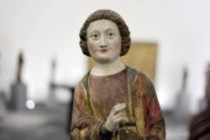 Direktorin des Museum Schnütgen Dr. Dagmar Täube stellt die Skulptur des Evangelisten Johannes im Museum Schnütgen vor (© Thomas Brill)